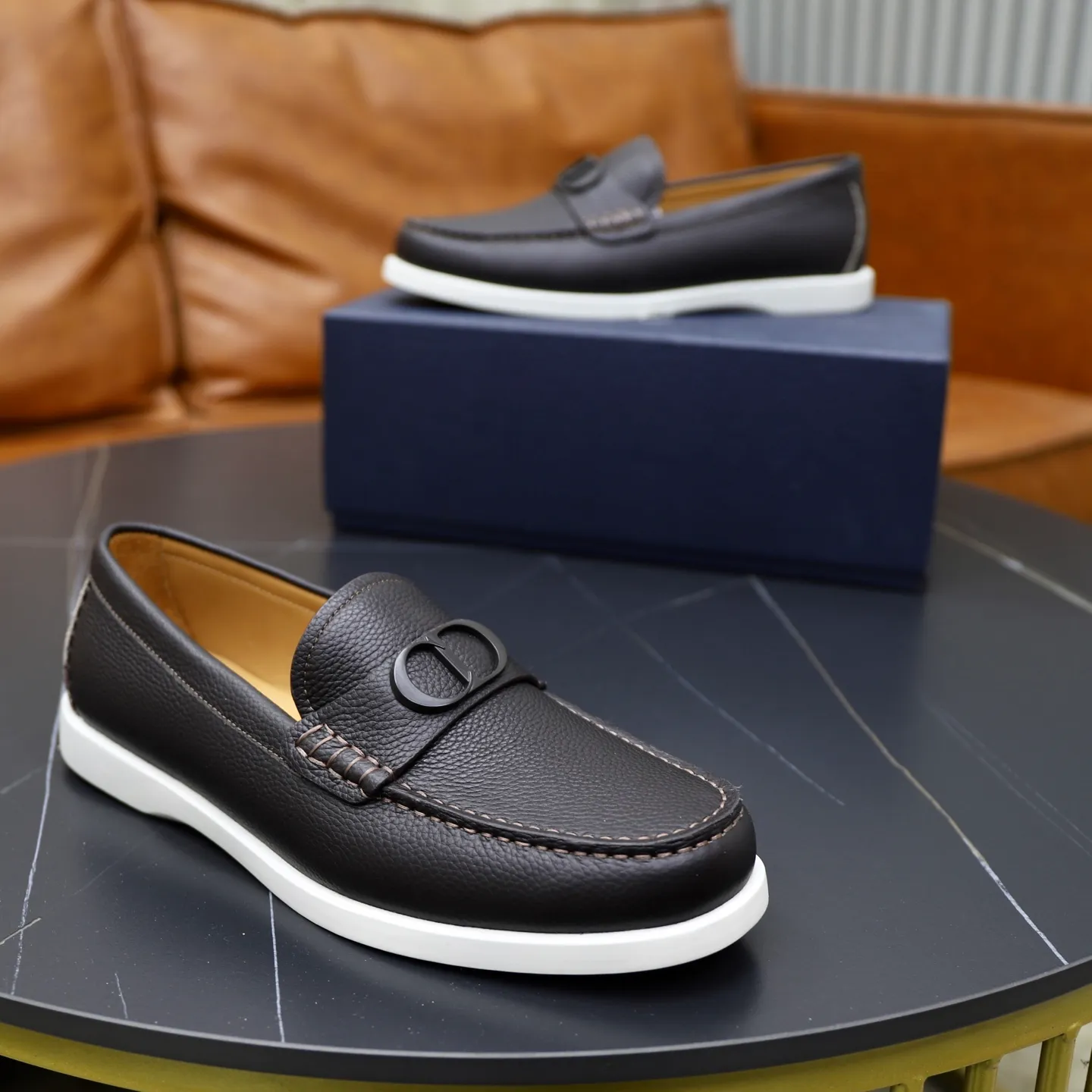 Ex-factory price: 560🙅‍♂️🙅‍♂️🙅‍♂️ Brand: Dior DIOR Standard code: Men's code 38/44 (45 can be customized) Grade: Same as the official website Material: Original cowhide stitching, cowhide lining, original TPU wear-resistant soft outsole Style categories: Leisure and sports version, footwear for driving, young fashion, European and American trends, British style Color: actual picture color